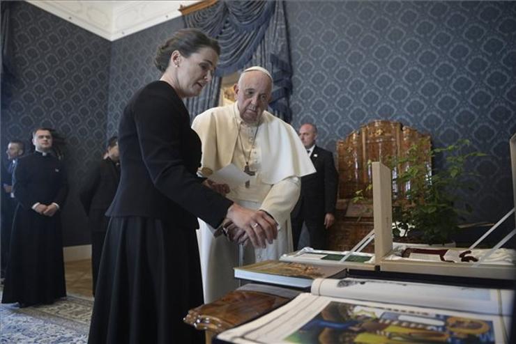 Ferenc pápa művészeti albumot, rózsatöveket és Mária-kegyruhát is kap ajándékba